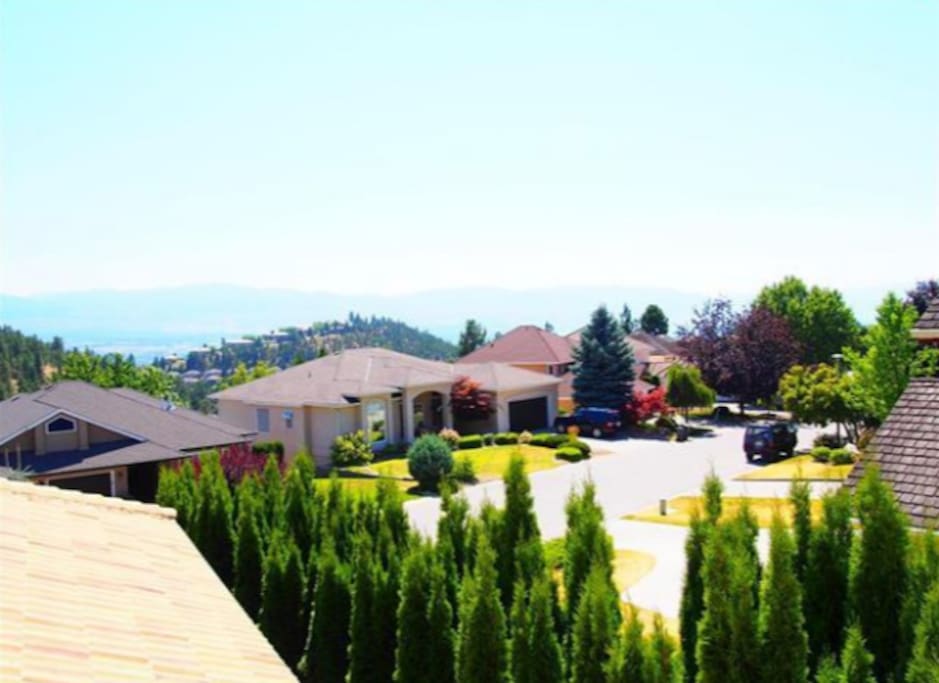 Extraordinary location, very quiet neighbourhood, and mountain view.