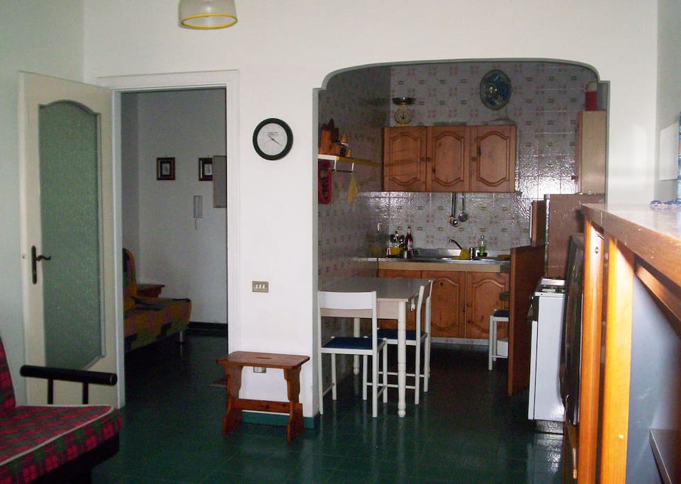 Cucina e soggiorno con divano letto