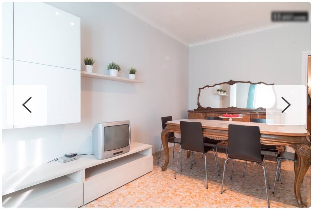 Salotto con divano letto matrimoniale ( la TV e' stata sostituita con una a schermo piatto) -
Dining room with double bed sofa (the TV has been replaced with a flat TV)