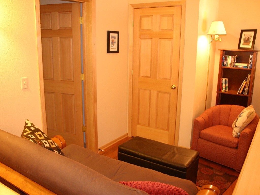 ห้องใต้หลังคาชั้นบนที่มีฟูกคู่