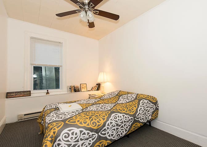 Cozy Room near Airport and Downtown with Breakfast