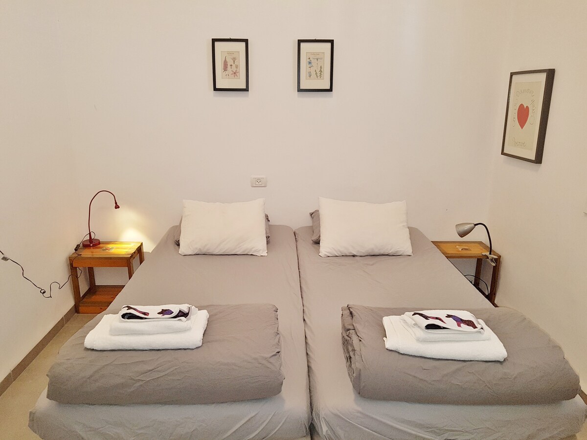 dva jednostruka kreveta koji se mogu spojiti s bračnim krevetom