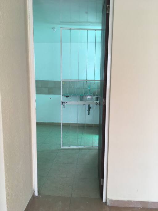 Cocina se entrega con estufa y refrigerador
