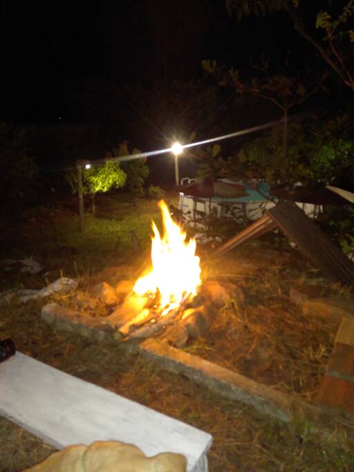 Una fogata a la luz de la luna