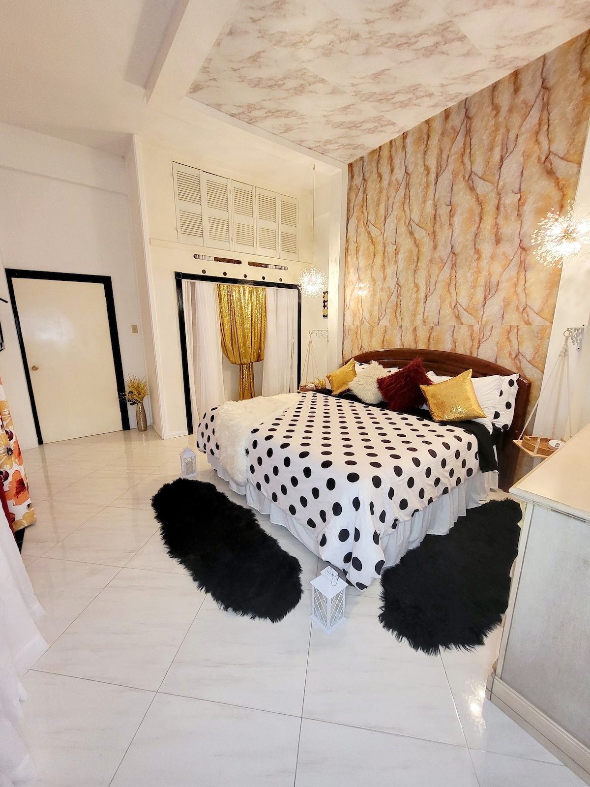 This elegant space is very detailed and features a King Bedroom with a flat-screen TV, AC, and ensuite bathroom.