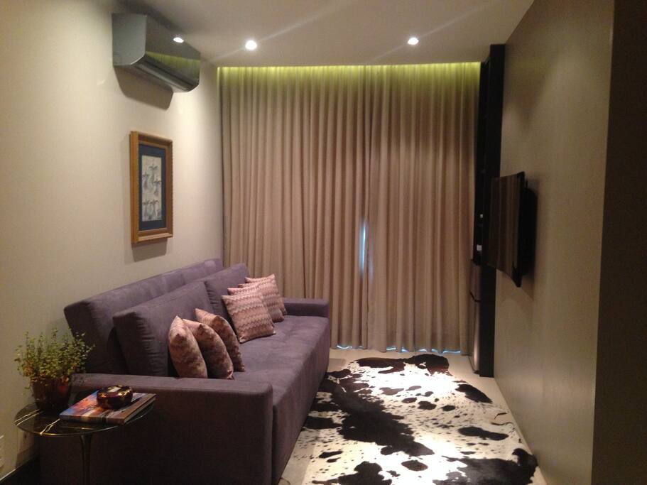 Cozy TV room. Smart TV is 42", Samsung Curve. There is also blu-ray and cable TV. Very high quality image. Perfect for your Netflix, Youtube or whatever you want to play with!