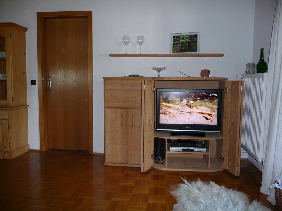 HD-Fernseher mit SAT-Receiver u.DVD-Player im Wohnzimmer