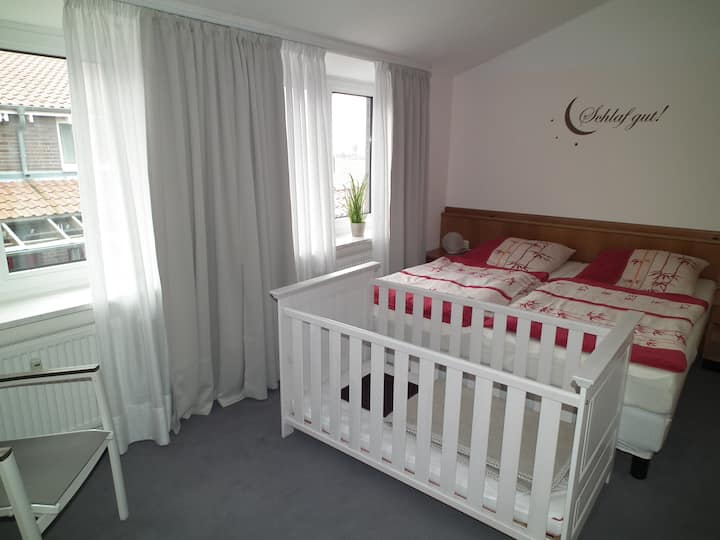 חדר שינה 1 עם עריסה