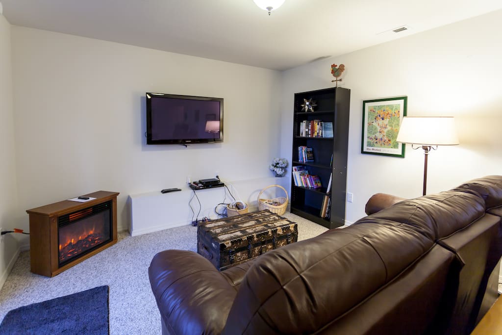 Cable connected HD tv, electric fireplace gives nice heat and ambiance. Selection of books and games in bookshelf.
