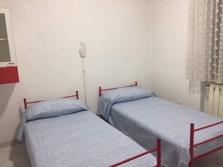 4. Camera con 2 letti singoli
4. camera con 2 letti singoli
4. camera con 2 letti singoli