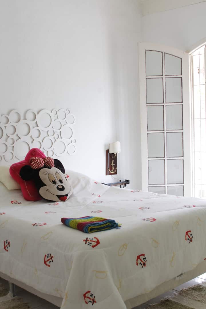 Suite con tocador, ventilador de techo, TV y balcón acogedor,es muy espaciosa