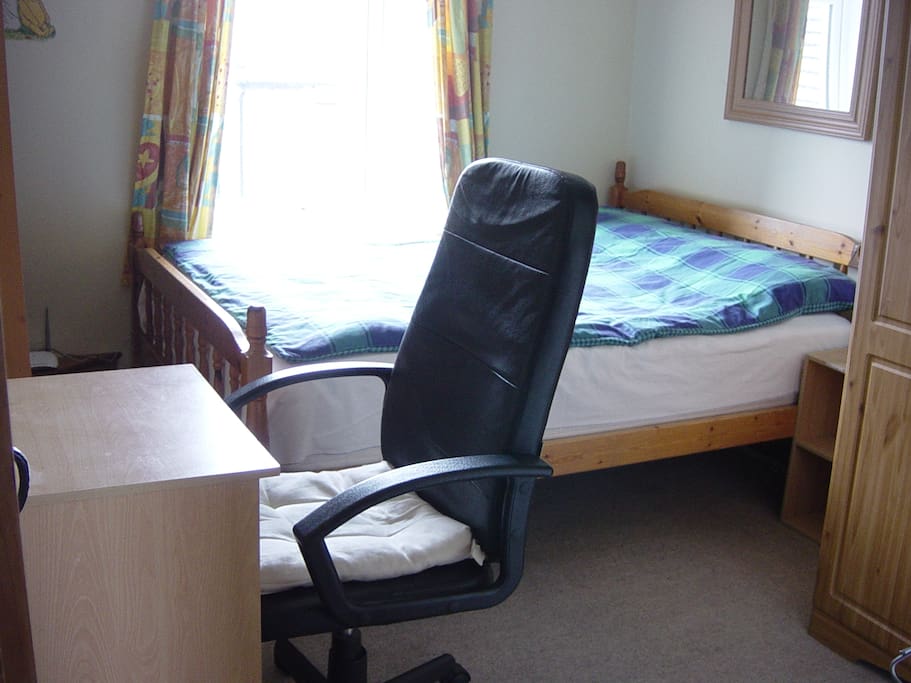 Cosy room - double bed, workstation & wardrobe.