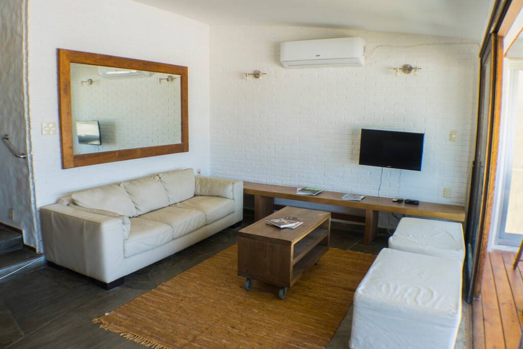 Amplio living con vista al mar
