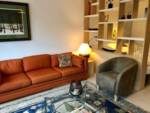 Ruime centraal gelegen studio.