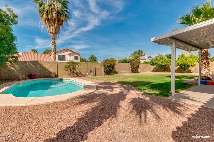 Private Suite Close To Light Rail With A Pool