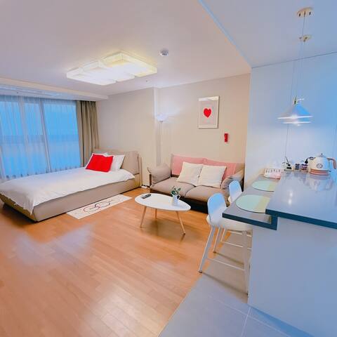 # Bless House # Beach 1 minute away # Netflix # Luggage storage # Water purifier # Family trip # Sightseeing # Restaurant # Blue Line
# Emotional Accommodation