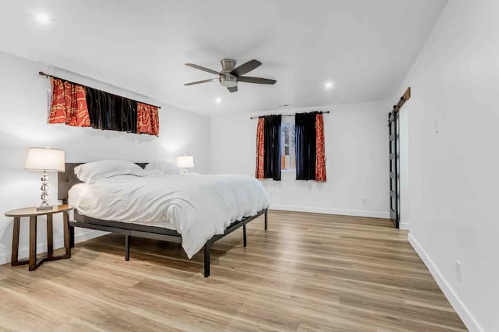 Chambre principale avec dressing et salle de bain.