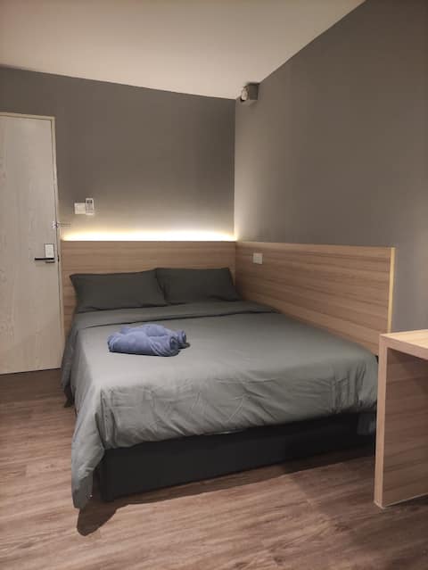 EZ Cabins - Cozy bedroom in the heart of Gadong