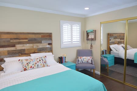 Spacious BR with PARKING, Queen Bed, & Bath Room