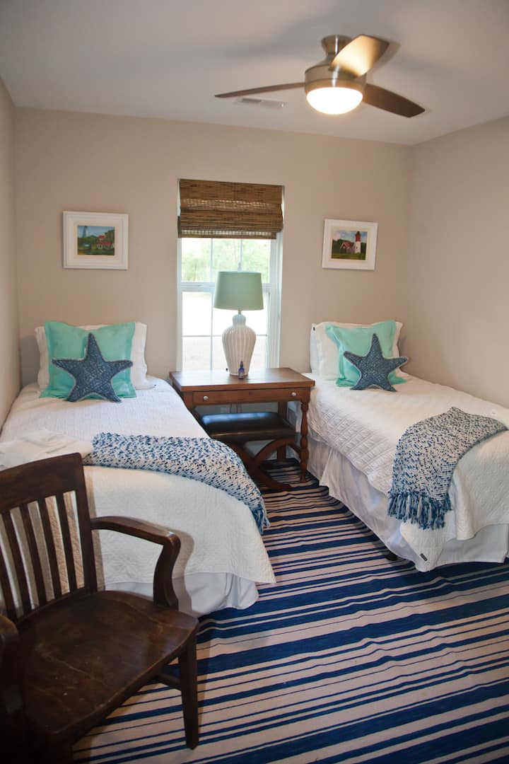 Dormitorio doble: cubrecamas ligeras de todas las camas y los colchones más cómodos. También incluimos varias mantas en toda la casa.