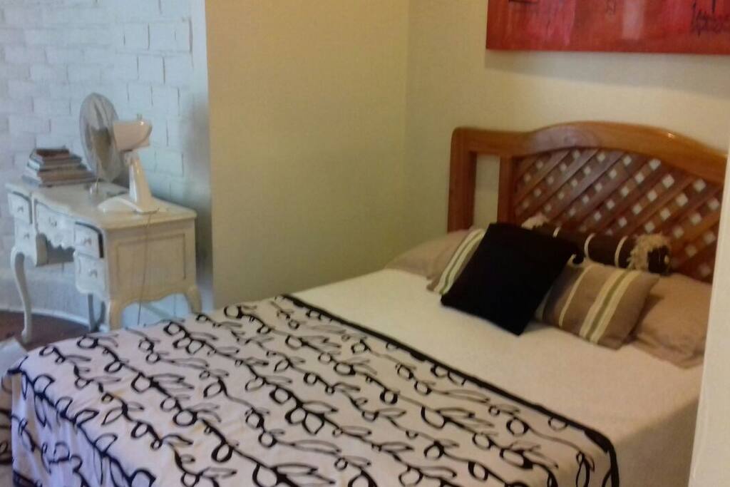 Cama de 2 plazas nueva y muy cómoda ( se incluye ropa de cama y almohadas)