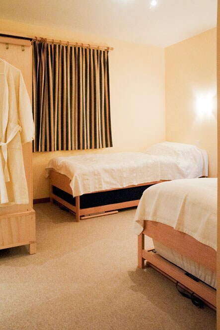 ห้องนอนเตียงแฝดยังมีทางเข้าห้องอาบน้ำและห้องสุขาโดยตรง (ใช้ร่วมกับห้องนอนอื่น)