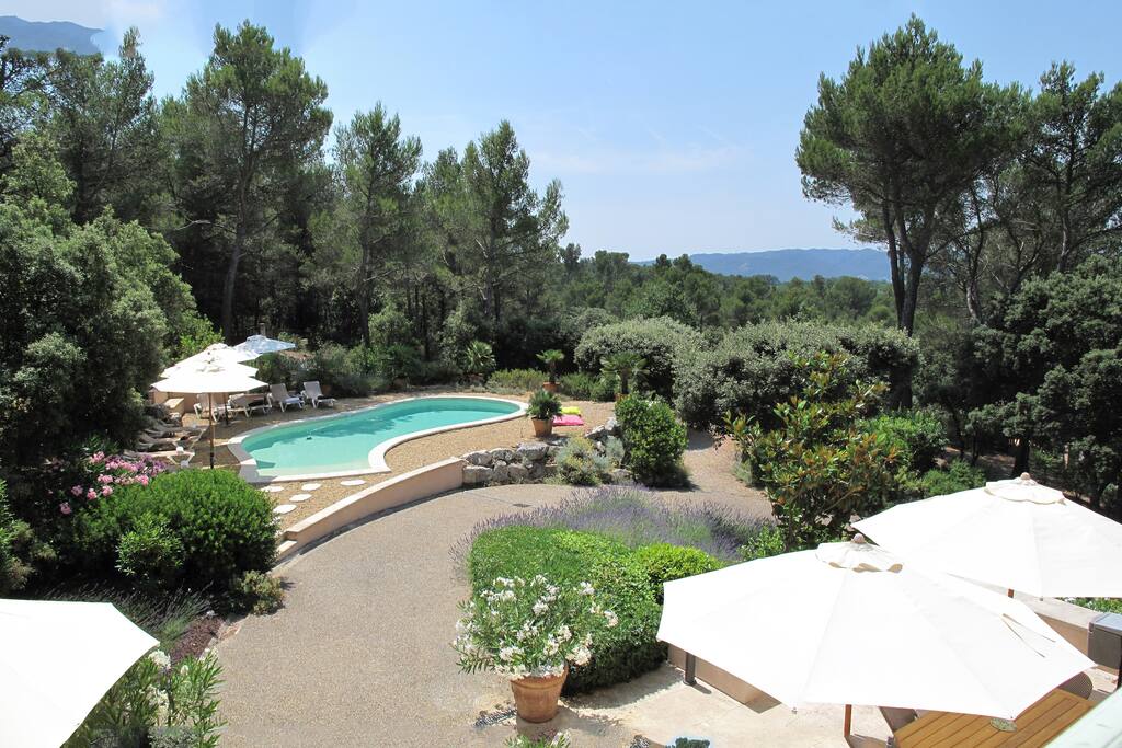 La terrasse et la piscine privée de la maison