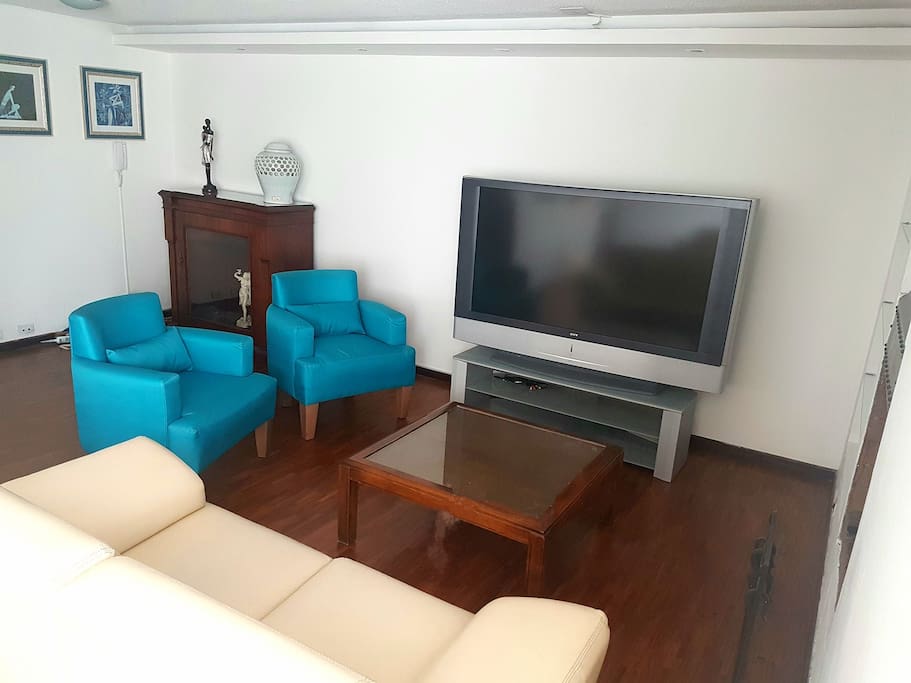 Living Room with cable tv and hi-speed wifi!