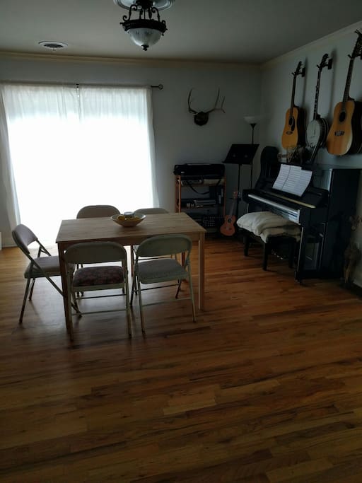 dining and music