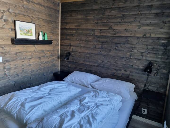 Dormitorio principal con cama matrimonial en el primer piso