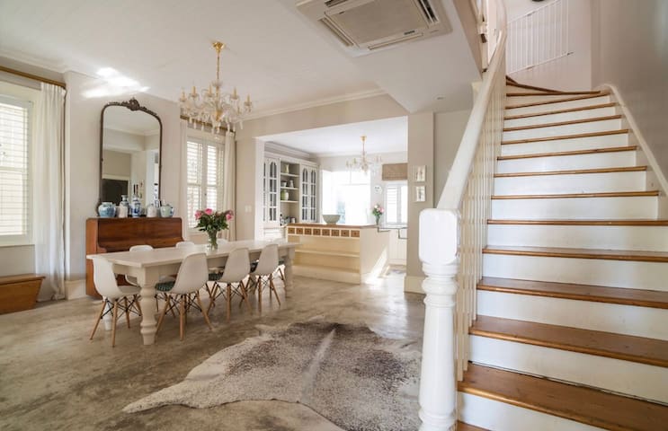 Stylish & Modern Victorian in Quiet Cul-de-sac gallery image 2