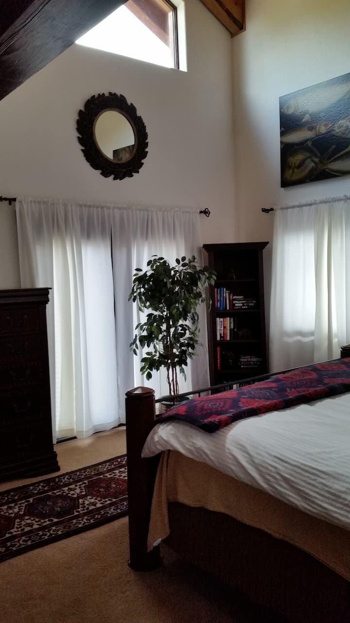 Chambre king size au rez-de-chaussée.