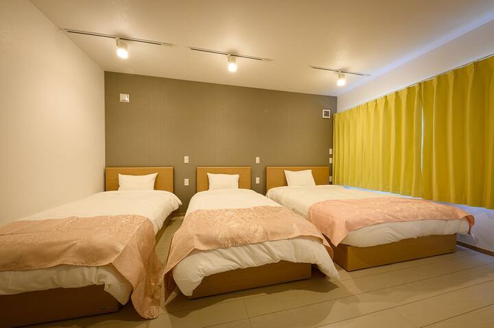 One double sized beds (195 cm×140 cm) and two single sized beds (195cm ×97cm)ダブルベッド (195 cm×140 cm)１台とシングルベッド(195cm ×97cm)2台