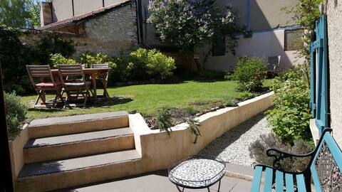 Quiet house and garden in the heart of town !