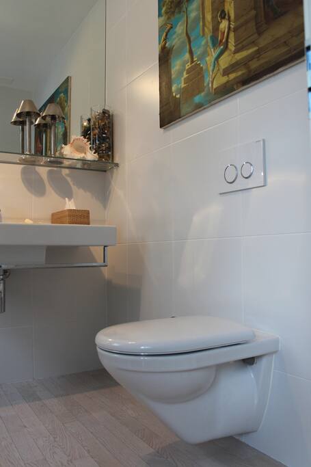 Very cosy bathroom with bath, lavabo, WC