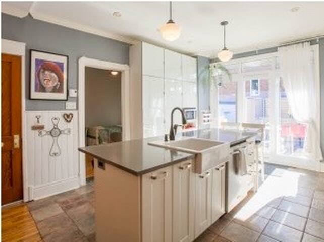 La vie est belle, 2 parkings, 4+1 Bdrm, 2Bath,A/C gallery image 5