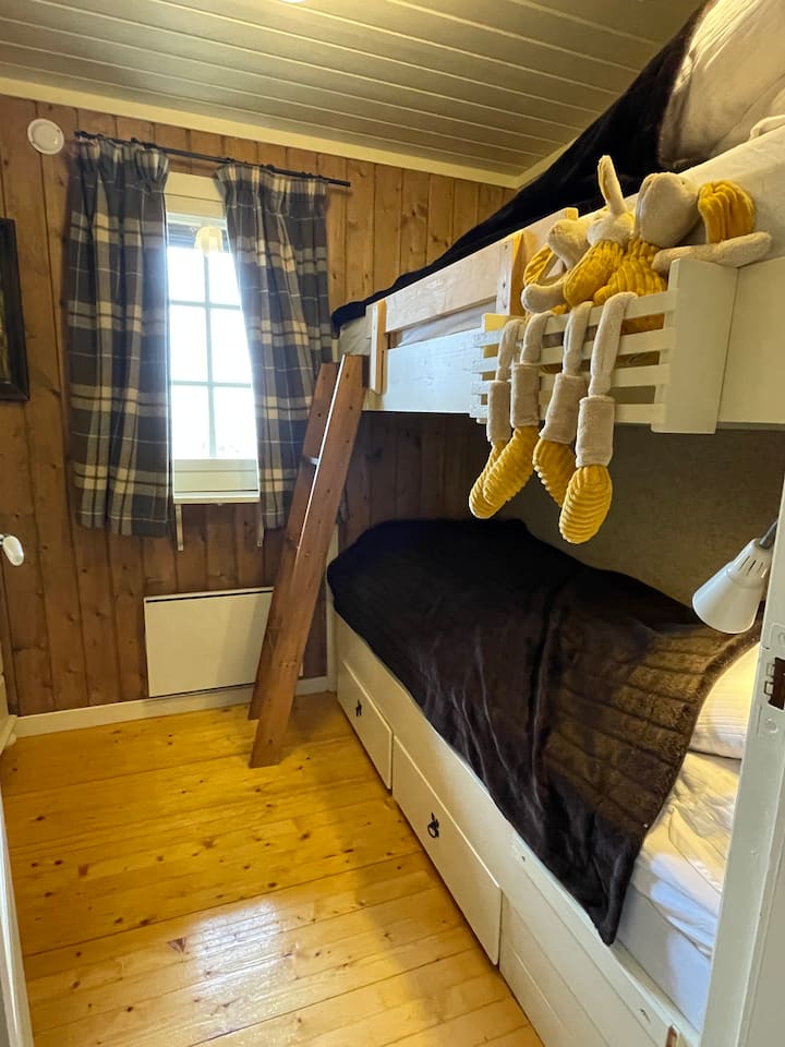 חדר שינה 4/4. מיטת קומתיים, מקום ל -2.