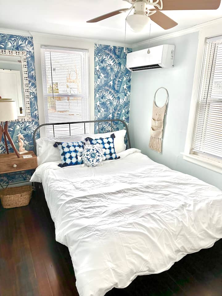 「海边客房」提供所有夏季波西米亚风情，配备标准双人床垫和个人迷你分体式（空调/暖气）。 