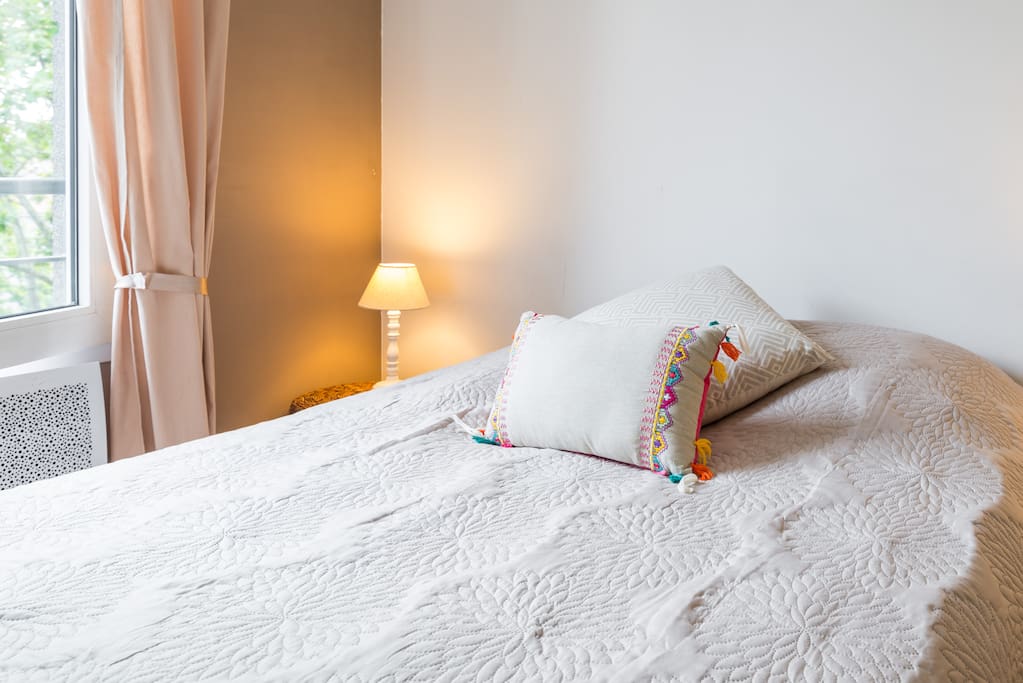 Le lit avec matelas et sommier neuf