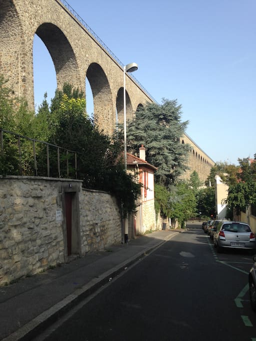 La rue du chemin de Fer, le long de l'aqueduc, qui amène à la capitale 145 000 m3 d'eau par jour. Il est constitué d'une superposition de trois aqueducs : de Lutèce (gallo-romain), de Médicis (à partir de 1613) et de la Vannes (fin XIXe siècle).