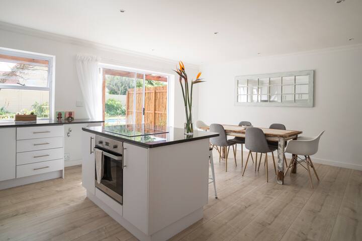 Back up powered 3 Bedroom Beach House 1 gallery image 2