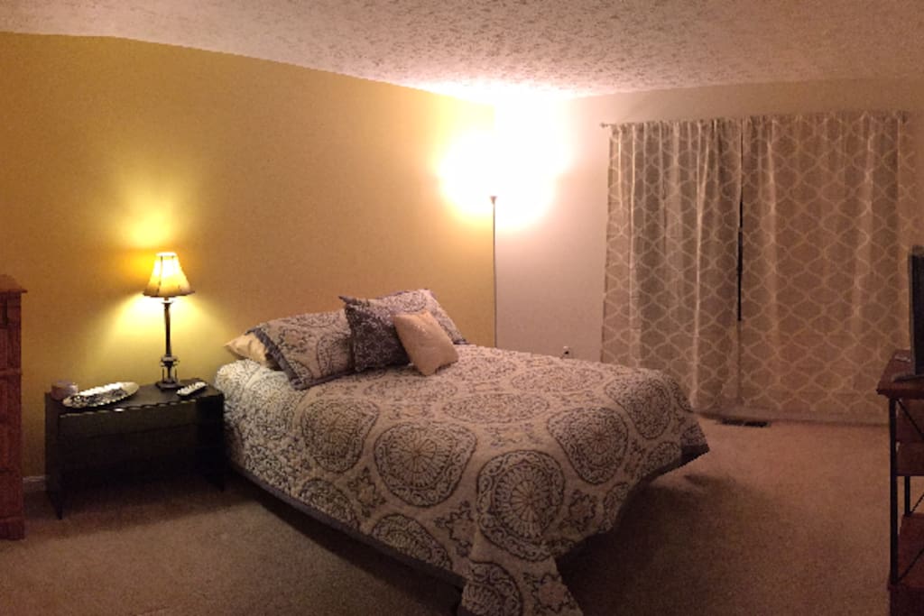 Great size guest room with a Full bed.