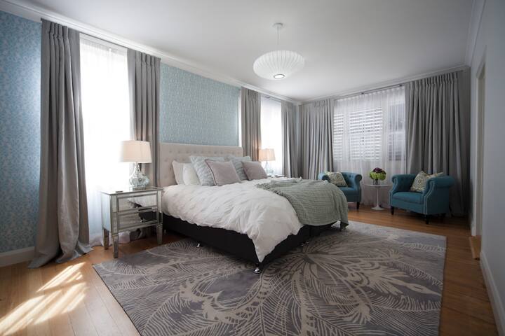 Beautiful, spacious, entertainers home with pool. gallery image 2