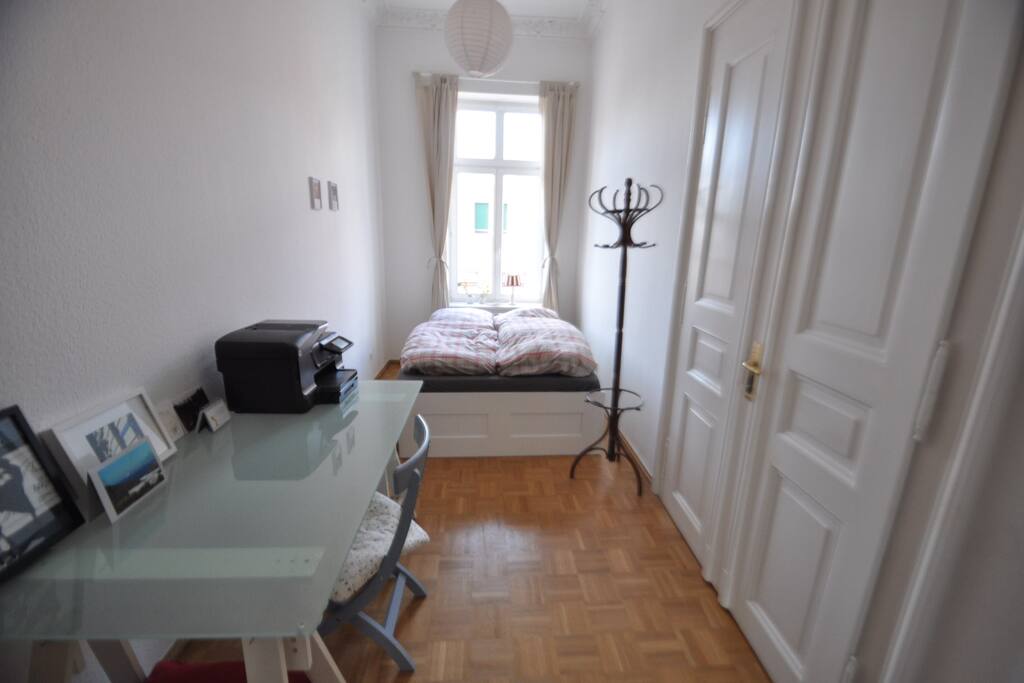 Dein Zimmer mit Bett und Arbeitsplatz