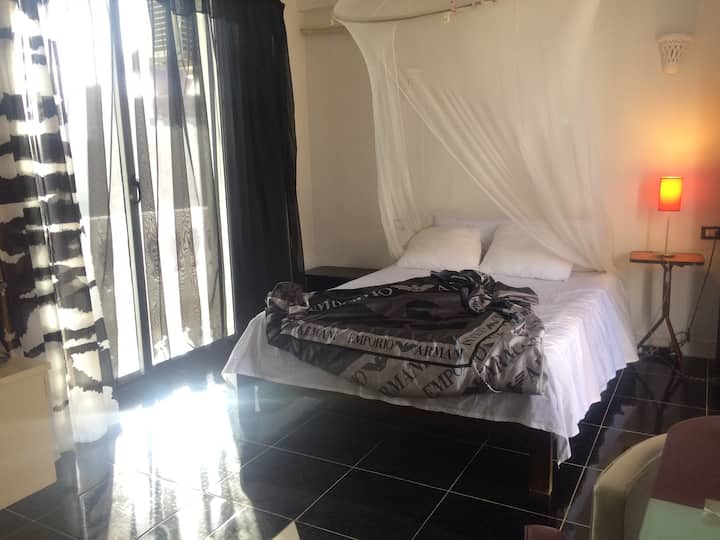 Štúdio na vrchu domu s jednou manželskou posteľou Queen,