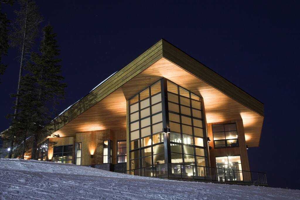 Crescendo: in design-DISTINCTIVE; in quality-UNCOMPROMISING; in amenities-EXTRAORDINARY.