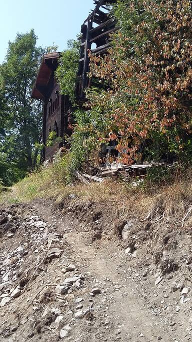 Le sentier qui grimpe vers la maison