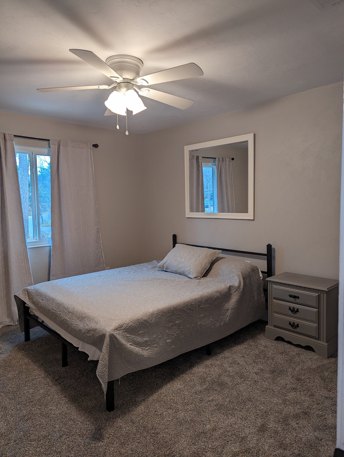 Spavaća soba br. 5 s bračnim krevetom.