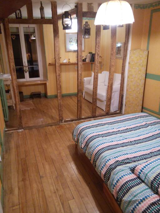 La chambre, située sur cours intérieure privative, est très calme et sans vis-à-vis.