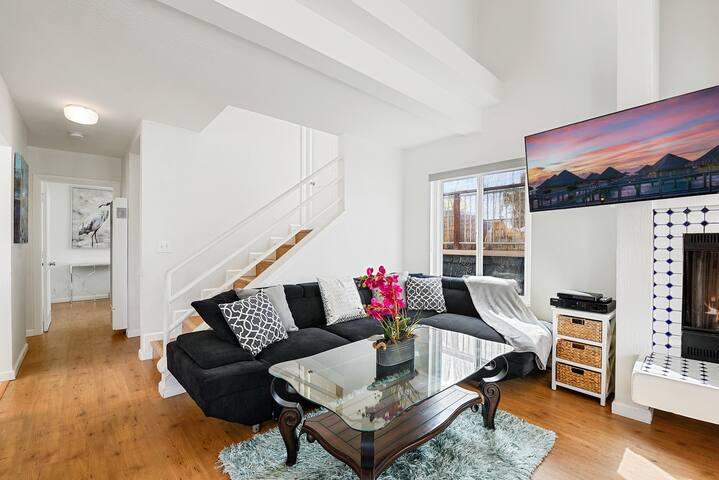 MB HUGE HOUSE! Guesthouse, & Garage gallery image 3